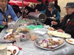 ALDE a împărţit mâncare şi băutură simpatizanţilor care au venit la sediul partidului de Ziua Naţională a României