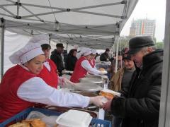 Mii de ieşeni au stat la cozi zeci de minute pentru o porţie de fasole cu cârnaţi oferită de Primărie, de Ziua Naţională