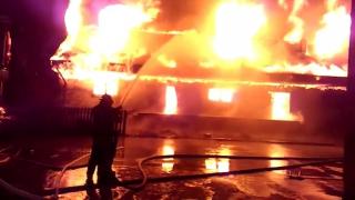 Incendiu la Arad, un depozit cu materiale de construcţie arde cu flăcări uriaşe. Intervin 3 maşini de pompieri (Video)