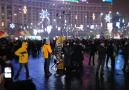Protest de Ziua Națională în Piața Victoriei. Peste 1500 de oameni au scandat "Trădătorii!",  "Demisia!" și "Firea, nu uita!/ Asta nu e piaţa ta"