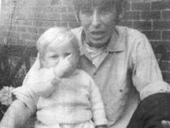 Și-a ucis fiul vitreg de doar un an și jumătate, lovindu-l cu capul de șemineu, dar a fost prins abia după 50 de ani. Bărbatul a fost prins din cauza unei fotografii pe Facebook