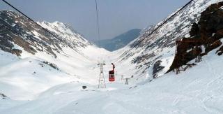 Zăpadă de aproape un metru la Bâlea Lac şi risc de avalanşe