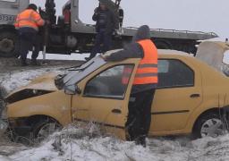 Accident mortal la Suceava! Şoferul a pierdut controlul volanului şi s-a izbit puternic de un cap de pod