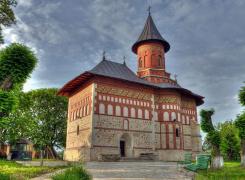 O biserică considerată monument istoric a fost spartă de hoți! Suspecții au vrut să dea foc lăcașului de cult