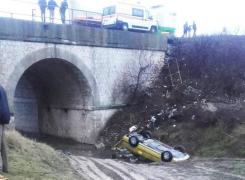 Accident spectaculos la Crucea. O femeie a plonjat 15 metri cu mașina într-o râpă și a supraviețuit (Galerie Foto)