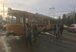 Impact violent în centrul Iaşiului. Un tramvai dedicat Centenarului a fost scos de pe şine de un BMW (Video)
