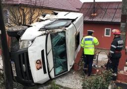 Impact violent între un autoturism şi o maşină de transport valori, la Cluj. Autospeciala a fost proiectată în curtea unei case