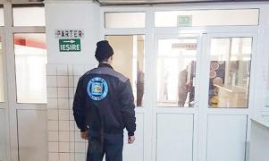 Paznic la Spitalul din Botoşani, luat la pumni de rudele unui pacient. Scena halucinantă a fost surprinsă de camerele de supraveghere