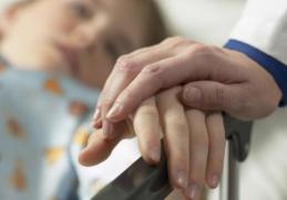 Petronela, fetița bolnavă de cancer căreia părinții îi refuzau tratamentul de teamă că ar putea să-i fie furate organele, va merge la Timișoara la control