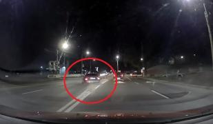 Șoferul unui bolid Mercedes a semănat panică la Brăila, după o manevră total neașteptată și incredibil de periculoasă (Video)