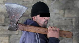 "Rambo", reținut de polițiștii brăileni. Tânărul înarmat cu o sabie și un topor, făcea legea în localitate