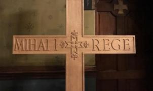 Regele Mihai, condus pe ultimul drum cu o cruce simplă, din lemn