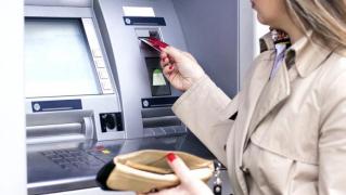 O tânără din Bacău a retras toți banii unei femei care-și uitase cardul în bancomat, chiar în timp ce stătea de vorbă cu ea!