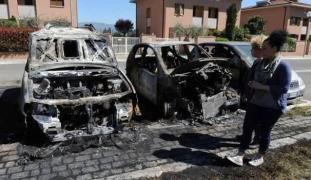 Supărat din dragoste, un român a incendiat 5 maşini în Italia şi a fost arestat