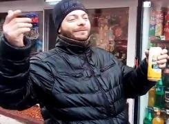 Un tânăr din Iaşi a furat o maşină şi a condus aproape de comă alcoolică pe şosele: 'Cu sticla schimbam vitezele' (Video)