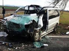 Accident cumplit pe şoseaua Arad - Oradea din cauza unui câine! Un bărbat a murit după ce a intrat în plin cu maşina într-un camion (Galerie Foto)