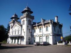 Gara Regală din Curtea de Argeş va fi acoperită cu o prelată care va reproduce imaginea de altădată a clădirii, când va fi adus sicriul cu trupul neînsufleţit al Regelui Mihai