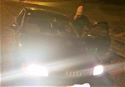 Mort de beat și fără permis, un tânăr cu AUDI a semănat teroare pe străzile Timișoarei, făcând zigzaguri cu mașina. Apoi a rămas suspendat pe liniile de tramvai