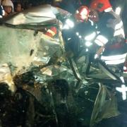 Accident groaznic în Prahova. Un tânăr de doar 19 ani a murit, după ce BMW-ul în care se afla a intrat pe contrasens și a fost spulberat de un TIR
