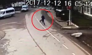 Momentul în care un tânăr poliţist din Iaşi a fost bătut în plină stradă a fost filmat de camerele de supraveghere