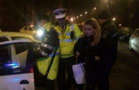 O şoferiţă beată criţă a lovit cinci maşini parcate, în Iaşi. Femeia a negat vehement că se afla la volan, în faţa autorităţilor | Video