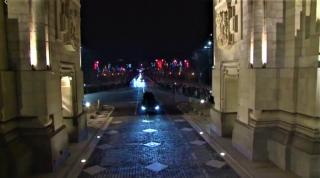 Moment impresionant la trecerea pe sub Arcul de Triumf a convoiului funerar cu sicriul Regelui Mihai (Video)