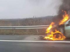 Scene de groază pe autostrada A1 Bucureşti - Piteşti! O maşină este în flăcări la kilometrul 70 (Imagini dramatice)