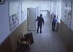 Elev bătut de directorul unui liceu, în Gorj! Ca să nu fie filmat, bărbatul deconecta camerele de supraveghere. A făcut însă o greşeală ...