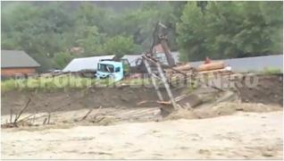 Misiune dramatică la Buzău! Mai mulţi oameni au căzut în apă după ce puntea pe care se aflau s-a rupt