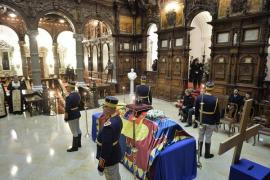 Înmormântarea Regelui Mihai. Numeroasele distincţii şi însemne primite de Majestatea Sa, expuse acum în Sala Tronului