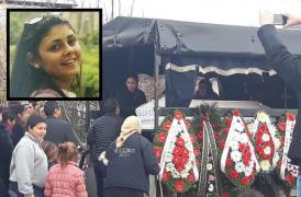 Lacrimi şi jale la Ostroveni! Alina Ciucu, tânăra ucisă la metrou, a fost înmormântată. Sute de oameni au condus-o pe ultimul drum (Video)