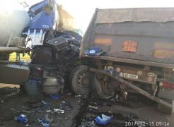 Accident grav la Constanţa. Şoferul unei cisterne a rămas prins între fiare, după ce s-a izbit de o basculantă (Foto)