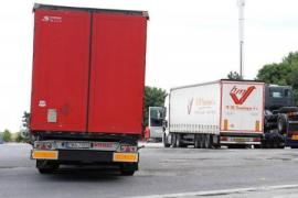 Un şofer român de tir a fost găsit mort în maşină. Uşa cabinei era deschisă, într-o parcare din Franţa