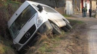 Un microbuz cu şase persoane la bord s-a răsturnat în Suceava. Două victime au fost transportate la spital