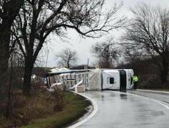 Un TIR s-a răsturant lângă Arad, într-un accident în urma căruia o persoană a rămas încarcerată