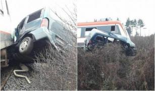 O maşină a fost făcută zob de un tren, în Maramureş. Şoferul e de negăsit (video)
