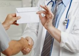 Proiect de lege pentru transformarea şpăgilor în donaţii. "În România, dreptul la recunoștință nu poate fi anulat prin nicio lege"