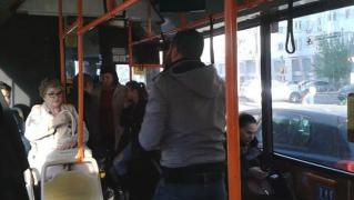 Tânăr agresat în autobuz, după ce şi-a cedat locul unei bătrâne şi a rugat o femeie să-şi ia sacoşele de pe un scaun