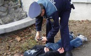 Bărbat atacat cu cuțitul, în stradă, la Botoșani, de un individ care l-a pus să se dezbrace