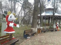 Trei tineri din Botoşani, amendaţi pentru acte sexuale cu decorurile din Orăşelul Copiilor