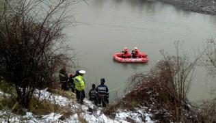 Poliţiştii nu găsesc un BMW care ar fi căzut în râul Olt, noaptea trecută. Bolidul avea viteză mare şi a dispărut subit după o curbă (Video)