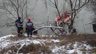 BMW dispărut în râul Olt, poliţiştii fac apel la populaţie pentru ajutor. Autoturismul avea numere de Bacău (Video)