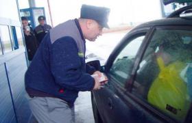 Costel a leşinat de frică, la controlul vamal. Tânărul mai avea un pas să fugă din ţară, pe la Nădlac, când vameşilor le-a apărut o alertă pe monitor