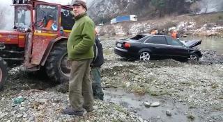Maşină scufundată, descoperită în râul Olt, înăuntru se află un cadavru. Este autoturismul dispărut acum 2 zile în condiţii foarte bizare, de pe şosea (Video)