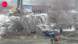 Cadavrul descoperit în maşina căzută în râul Olt este al unui tânăr de 30 de ani, din Oneşti. Imagini de la locul tragediei (Video)