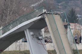 Pod prăbuşit la periferia oraşului Praga! Mai multe persoane au căzut în râul Vltava, două dintre ele sunt în stare gravă (Video)