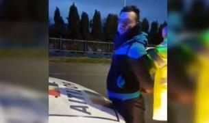 Poliţiştii încătuşează un şofer beat, la Floreşti, în Cluj, după ce a provocat un accident şi a vrut să fugă (Video)