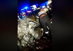 Accident teribil la Iaşi! O familie se întorcea în țară, pentru sărbători, și a ajuns la spital. Mașina lor a intrat pe contrasens şi s-a izbit violent cu un alt autoturism. Alți patru oameni au fost răniți