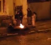 Scene şocante la Galaţi! O familie şi-a pârlit porcul de Crăciun, în plin centrul oraşului. Totul a fost filmat!