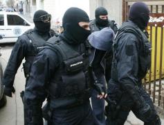 Doi bărbaţi, reţinuţi la Buzău, într-un dosar de proxenetism. Suma fabuloasă obţinută de aceştia, de pe urma fetelor pe care le racolau